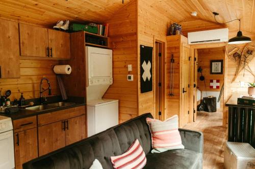 Kuchyň nebo kuchyňský kout v ubytování The Ski Haus A Montana Tiny Cabin Forest Retreat