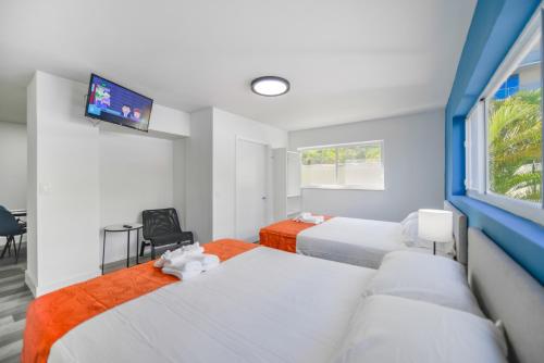 Ένα ή περισσότερα κρεβάτια σε δωμάτιο στο Outstanding oceanfront unit With Parking&Pool - M36