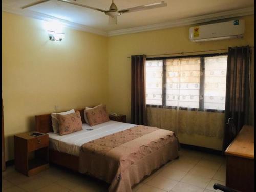 Una cama o camas en una habitación de Double Room with Garden View