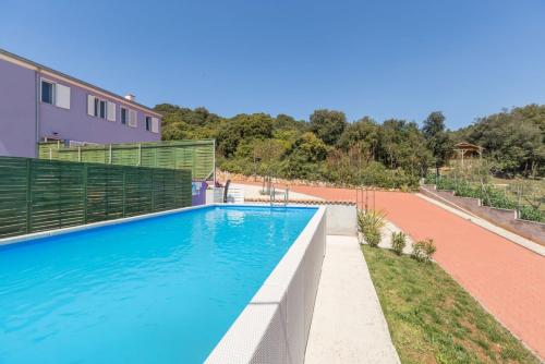 Swimmingpoolen hos eller tæt på Figaro Vrsar with Pool and Garden for 4 Persons