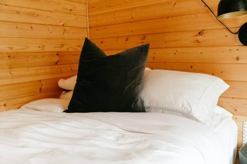 Postel nebo postele na pokoji v ubytování The Fish Haus A Montana Tiny Cabin Forest Retreat