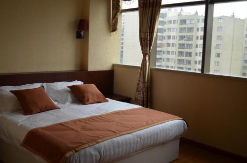 1 dormitorio con 1 cama y ventana grande en Hotel 198, en Santiago