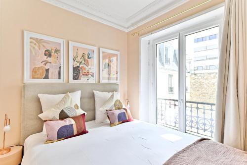 une chambre avec un grand lit et une fenêtre dans l'établissement Appartement pour 4 proche de la Gare Montparnasse, à Paris