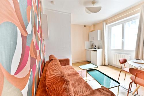 un salon avec un canapé et une table dans l'établissement Appartement pour 4 proche de la Gare Montparnasse, à Paris
