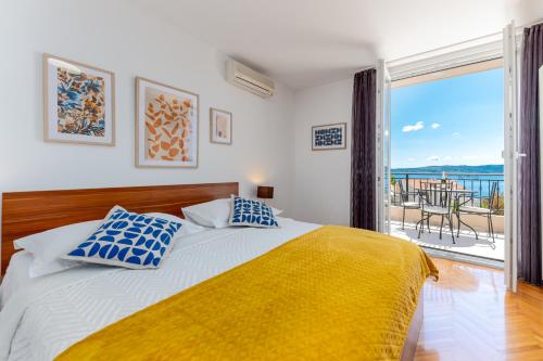 ブレラにあるVilla Sokolの海の見えるベッドのある寝室