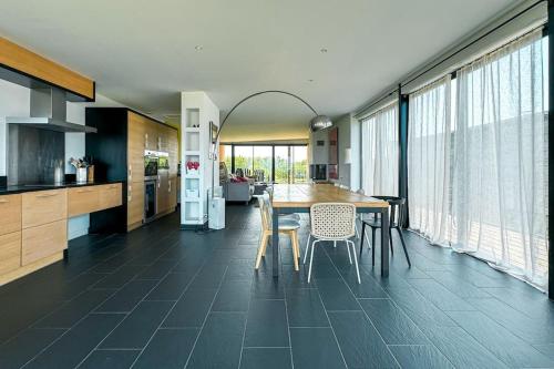 Dapur atau dapur kecil di Maison d'architecte face à la mer