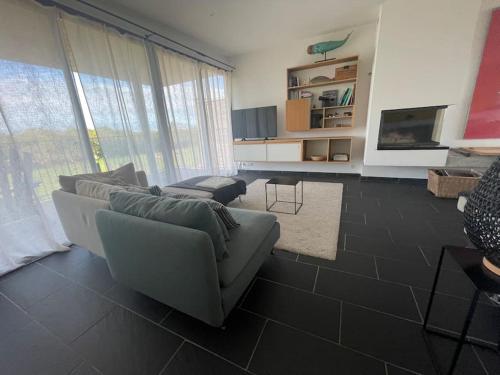 Televisyen dan/atau pusat hiburan di Maison d'architecte face à la mer