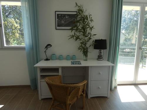 a white desk with a plant on top of it at Villa Pierre Blanche le calme a 5mn du centre ville in Nîmes