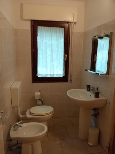 a bathroom with a toilet and a sink at La Panoramica a Molino del Pallone in Molino del Pallone