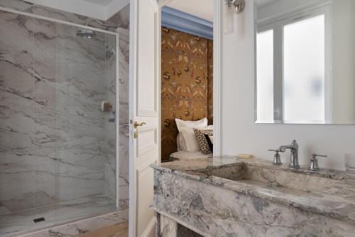 Champs Élysées Montaigne Luxury 2 bedroom
