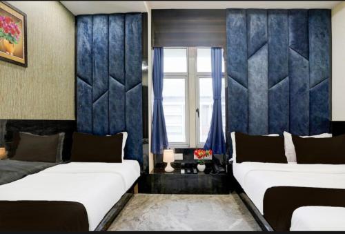 Postel nebo postele na pokoji v ubytování Hotel Shubham Inn Thaltej Ahmedabad