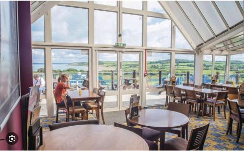 Εστιατόριο ή άλλο μέρος για φαγητό στο 14b Medina Rise Thorness Bay Isle of Wight