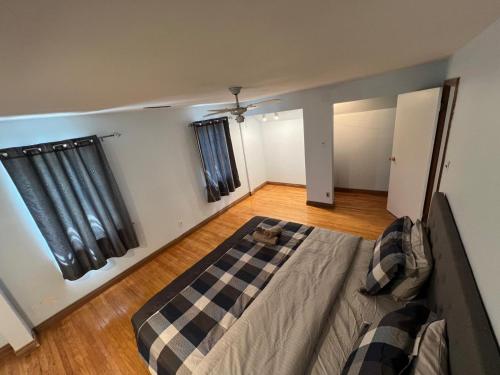 Ένα ή περισσότερα κρεβάτια σε δωμάτιο στο 3BDRM Home minutes to Port Credit & Waterfront trails in Mississauga