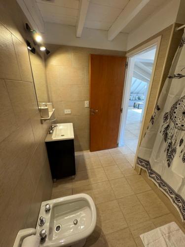 ein Badezimmer mit Waschbecken und Toilette in der Unterkunft El Canelo in Villa La Angostura