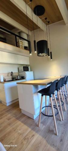 une cuisine avec une table et des chaises dans une pièce dans l'établissement très bel appartement refait entierement a neuf !, au Cap d'Agde