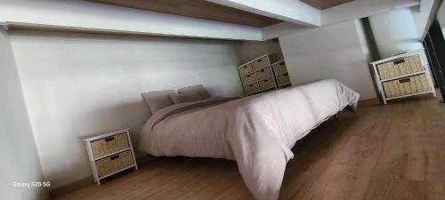 une chambre avec un lit et deux tables de nuit dans l'établissement très bel appartement refait entierement a neuf !, au Cap d'Agde