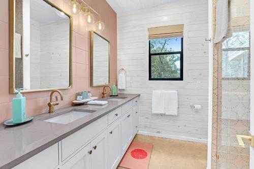 ein Badezimmer mit zwei Waschbecken und einer Dusche in der Unterkunft Wild Candy-Blue Yodel in Wimberley