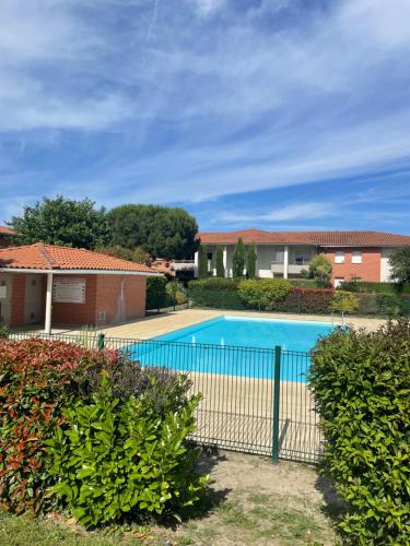 une piscine devant une maison dans l'établissement La guinguette du ti bonheur, à Toulouse