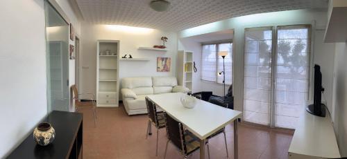 ein Wohnzimmer mit Sofa und Tisch in der Unterkunft ALQUILER PISO BLANES con VISTAS AL MAR in Blanes