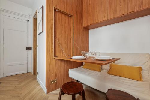 - un salon avec un canapé et une table dans l'établissement Cosy studette - Invalides - 1pers, à Paris