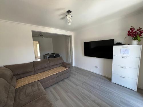 Una sala de estar con un sofá y un televisor de pantalla plana. en Ca' Pastrello, en Favaro Veneto