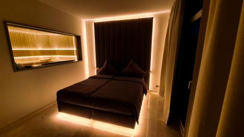 a small bed in a room with a window at Deluxe Apartment mit Sauna, gehobene Ausstattung, Sydney in Schwarzenbek