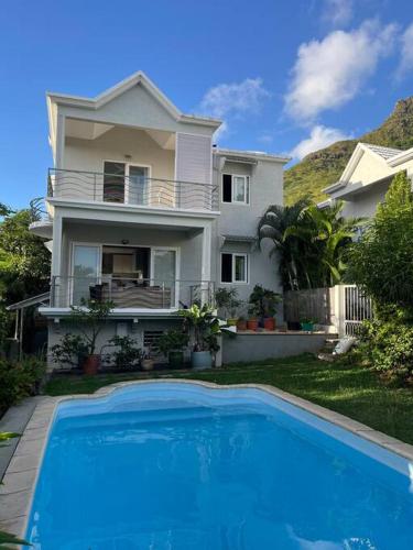 Light & Airy Seaview Duplex