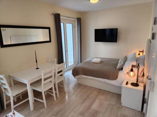Postel nebo postele na pokoji v ubytování NEW with AC Central Suites with Pool access and Squash Courts! Sleeps Family or 4 guests