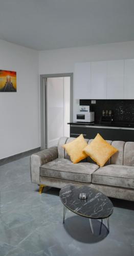 a living room with a couch and a table at Chouf View Residence in Baddah