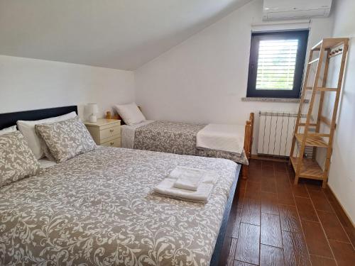 a small room with a bed and a ladder at Cantinho do Mel in Castro Daire