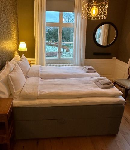 a large bed in a room with a window at Kinna Bed & Breakfast in Kinna