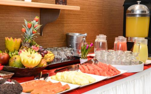 a buffet of food with fruits and vegetables on a table at Vox Hotel in São João de Meriti