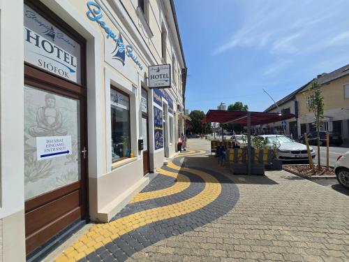 una acera adoquinada frente a una tienda en Sleeping Sailor Boutique Hotel, en Siófok