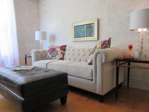 a living room with a couch and a ottoman at Washington Park Inn in Albany