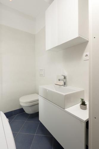 オパティヤにあるLa verita 1 st line with gardenのトイレと洗面台を備えた白いバスルーム