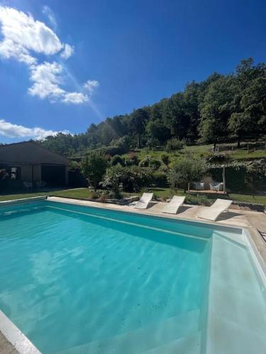 - une piscine bleue avec vue sur la montagne dans l'établissement Villa authentique avec piscine, jardin, à Montélimar