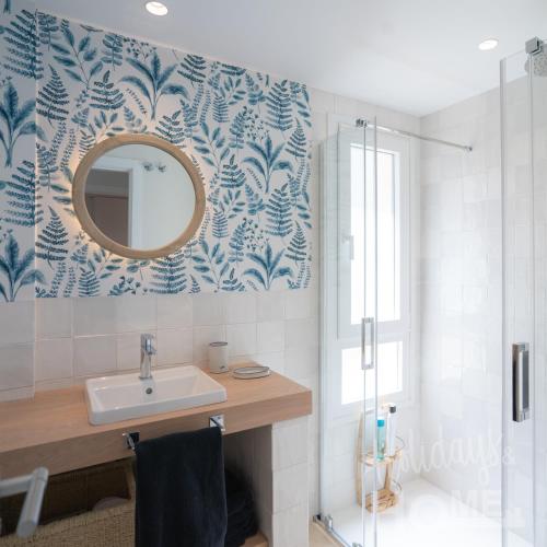 Holidays & Home Beachfront Neptuno III , sea views,and garden,Elviria