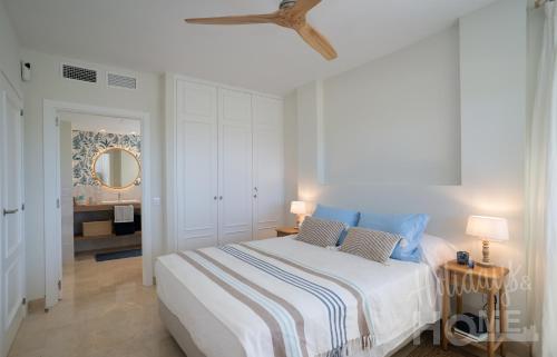 Holidays & Home Beachfront Neptuno III , sea views,and garden,Elviria