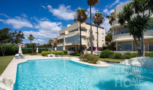 Beachfront complex Neptuno III , sea views, pool and garden,Elviria