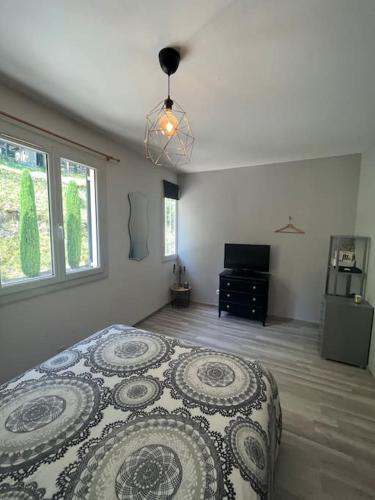 une chambre avec un lit et une télévision dans l'établissement Villa authentique avec piscine, jardin, à Montélimar