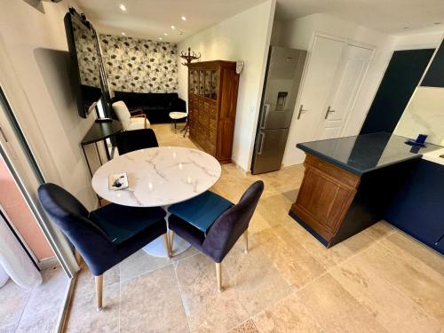 un salon avec une table et des chaises dans l'établissement Appartement Le clos des anges, à Cogolin