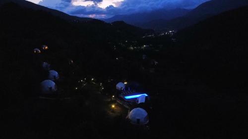 Nespecifikovaný výhled na hory nebo výhled na hory při pohledu z luxury tent
