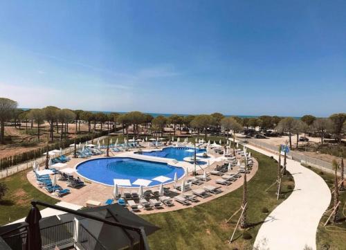 Bazén v ubytování Gjiri Lalezit Swimming Pool Beach Villa nebo v jeho okolí