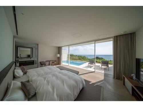 Schlafzimmer mit einem großen Bett und Meerblick in der Unterkunft ilove385 - Vacation STAY 16959 in Kuninaka