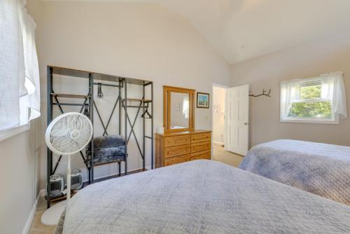 Katil atau katil-katil dalam bilik di Coastal Truro Cottage - Close to Beaches and Ptown!