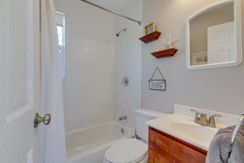 Bilik mandi di Coastal Truro Cottage - Close to Beaches and Ptown!