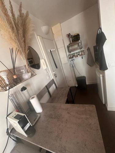 Cette petite chambre dispose d'une table et d'un réfrigérateur. dans l'établissement Studio vue sur la Tour Eiffel, à Nogent-sur-Marne