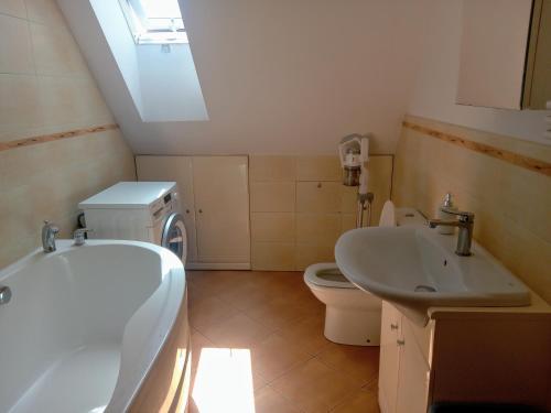 Phòng tắm tại Dwupoziomowy apartament zielone spokojne rodzinne