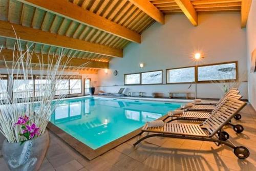 Bazén v ubytování Rental Apt in Orelle 3 valleys nebo v jeho okolí