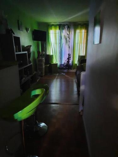 - un salon avec une pièce verte dotée d'un canapé dans l'établissement Appartement T2 35m2, à Pantin